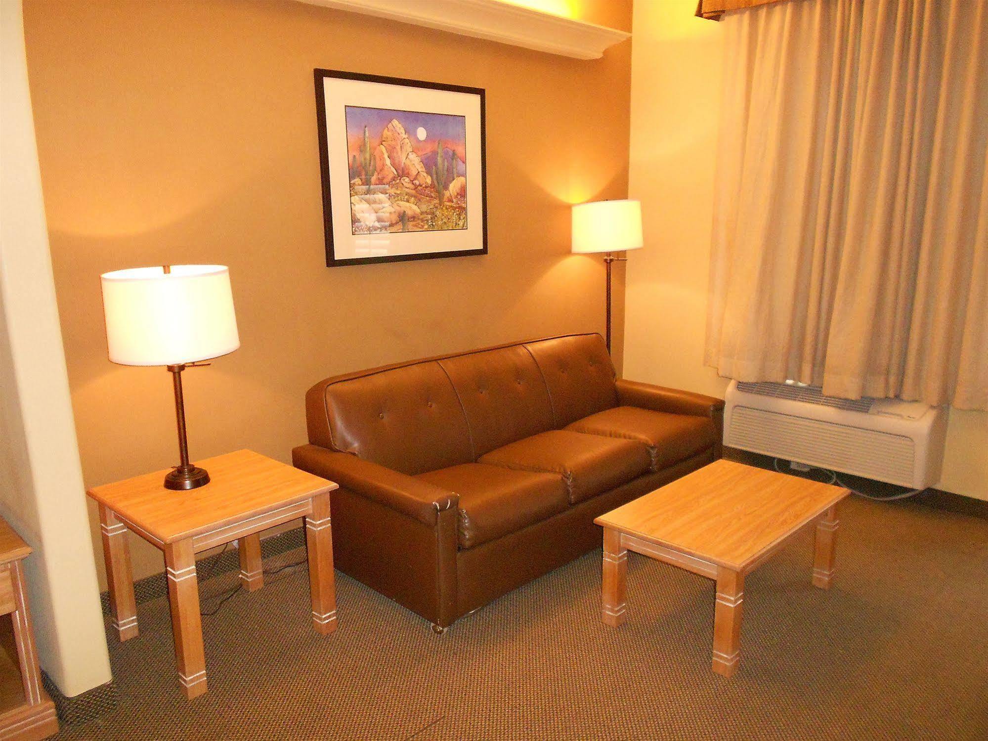 Quality Inn & Suites Phoenix Nw - Sun City Youngtown Bagian luar foto