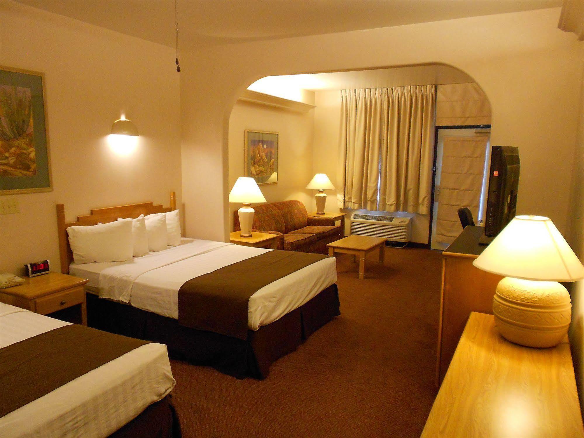 Quality Inn & Suites Phoenix Nw - Sun City Youngtown Bagian luar foto