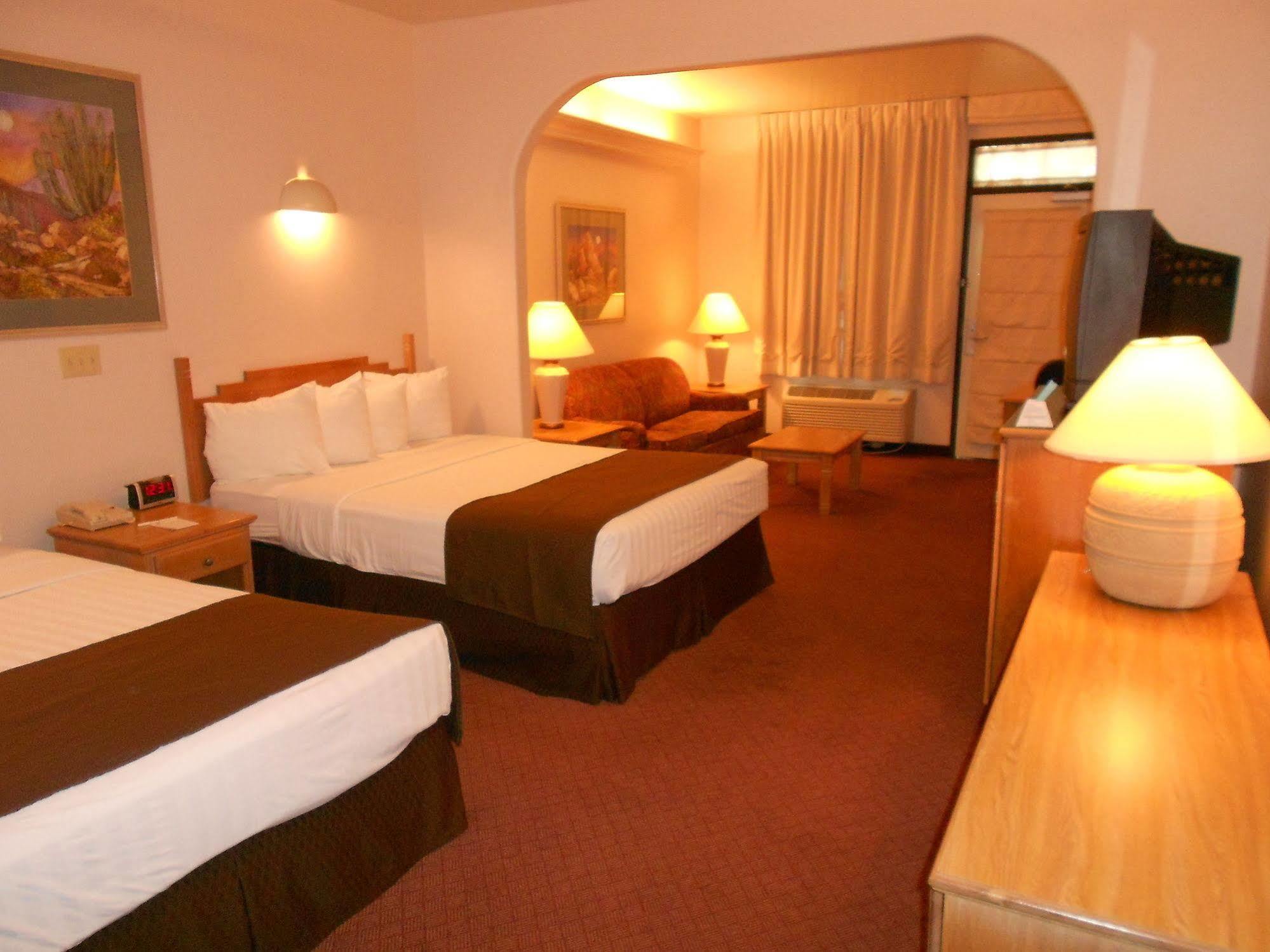Quality Inn & Suites Phoenix Nw - Sun City Youngtown Bagian luar foto