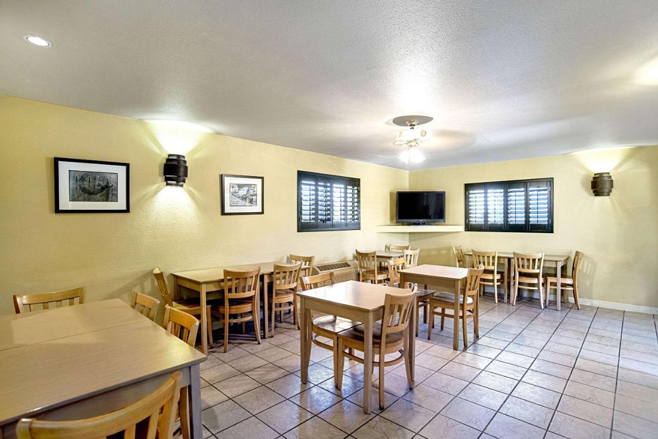 Quality Inn & Suites Phoenix Nw - Sun City Youngtown Bagian luar foto